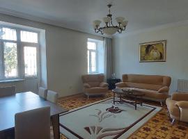 Azneft Royal Suite Apartment Sea View, apartment in Baku