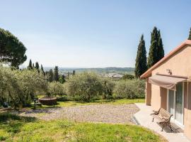 Cozy Tuscany apartment with view, hotel in Pescia
