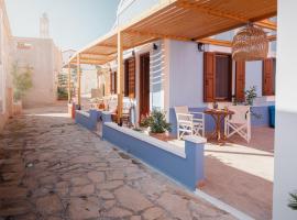 Captain's Memories Stylish Harbour Apartments, alojamento para férias em Halki