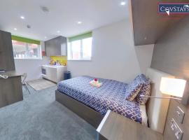 New House - Magnificent Studios in Coventry City Centre, free parking, by COVSTAYS, hotel in Coventry