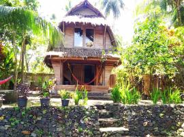 Rumah Saung Batukaras، بيت عطلات شاطئي في Batukaras