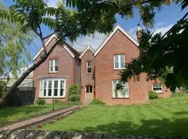 Stunning 6 bedroom Farmhouse in Hellingly