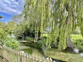 Willow Tree Lodge - Cosy lodge in the heart of the Kent countryside ชาเลต์ในLittlebourne