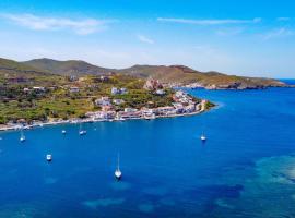 Amazing 2 bedroom apartment overlooking the Marina of Vourkari, alojamento na praia em Vourkari