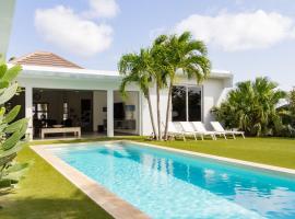 Stylish 4 Bedroom Modern Villa Design, Walking Distance From The Beach, hotel in Jan Thiel