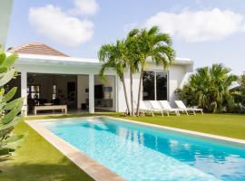 Stylish 4 Bedroom Modern Villa Design, Walking Distance From The Beach, cabaña o casa de campo en Jan Thiel