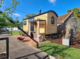 Island Hut - Outdoor bath tub, firepit and water equipment, lejlighed i Saltford