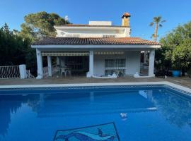 Villa Mis 5 Amores con piscina, hotell i Benidorm