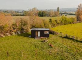 Parcel Tiny House I Les Jardins de la Thillaye, ξενοδοχείο με πάρκινγκ σε Reux