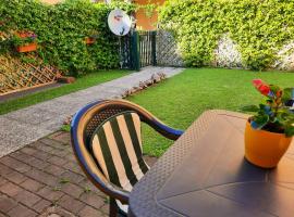 La casa di Davide con giardino e garage