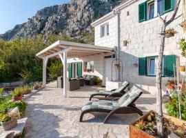 New Villa OLE, stone house, sea view, jacuzzi, vilă din Jesenice