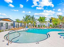 Pelican Post at Anna Maria Island Inn, hotel near Paradise Boat Tours, Bradenton Beach