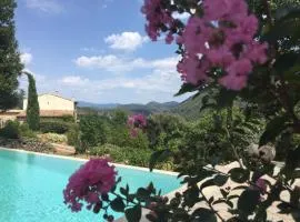 Gîte en Cévennes du sud, bergerie restaurée au rez de jardin d'une bastide avec piscine à débordement, vue exceptionnelle, authenticité, confort, repos assuré au cœur de la nature