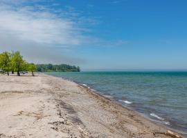 Charming Sodus Point Getaway with Lake Views!, parkolóval rendelkező hotel Sodusban