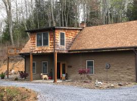 The Lodge at Camp Creek Cabins, holiday rental in Spanishburg