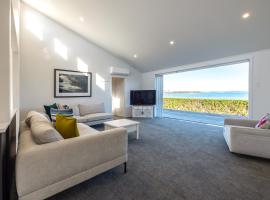 Driftwood Beach House with Spa Pool - Absolute Beachfront!, khách sạn spa ở Blackpool