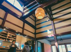 古民家ゲストハウス結舎-YUINOYA-, отель с парковкой в городе Nakanoto