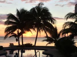 Charming Sea Side Ocean Front Condo, íbúð í Puerto Morelos