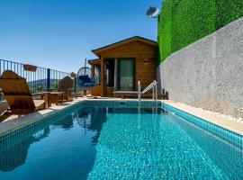 Honeymoon Bungalow with Private Pool and Sea View, holiday home in Faralya