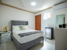 Room in Guest room - Central 1bd and Bth with common Picuzzi, hostal o pensión en Sosúa