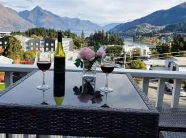 Central Lakeview Apartment with amazing rooftop 镇上湖景三室套房