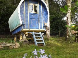 Retraite rustique en bordure de forêt à la campagne，Belle-Isle-en-Terre的度假住所