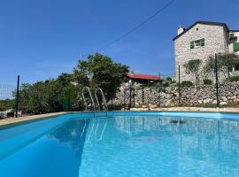 Villa Ana with jacuzzi & swimming pool, koča v Cresu