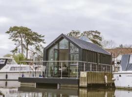 Water Cabin With Water Sports Equipment and Bikes, Bath, hotel con parking en Bristol