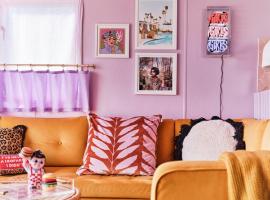 Fun Barbie Inspired, 6 Berth Caravan - Camber Sands Holiday Park, near the Beach、Camberのホテル