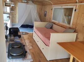 Maringotka Domov -Tiny house, hotel v Pecce