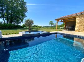 Villa moderne , neuve piscine jacuzzi ., hotel barato en Sarlat-la-Canéda