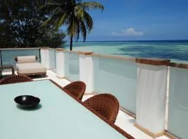 Deluxe Beachfront Penthouse with Panoramic Ocean Views