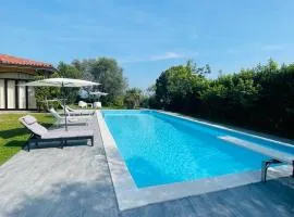 Villa con vista lago e piscina