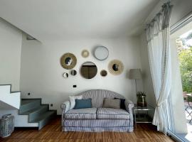 MY HUMBLE HOUSE -Appartamento in villa con vista lago, hotel a Oggiono