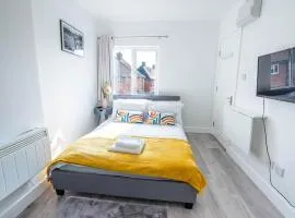 No 01 Small Studio flat in Aylesbury town Station