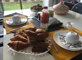 Chambre h&ocirc;tes nich&eacute;e sous les toits