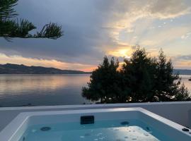 Eos Milos House, hotel with jacuzzis in Pollonia