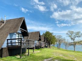 Calm Waters Resort, хотел близо до Indian Point Zipline, Бренсън