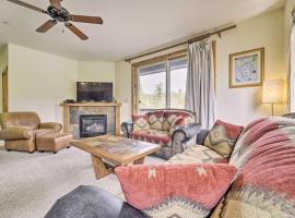 Walkable Truckee Condo about 3 Mi to Donner Lake!、トラッキーのスキーリゾート