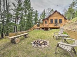 Riverfront Lewiston Cabin with Stone Fireplace!, βίλα σε Lewiston