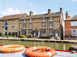 4 Canalside Cottages, poceni hotel v mestu Towcester