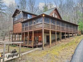 Lux 5BR Cabin near Bear Claw Vineyard, Hot Tub, Game Room, Pet Friendly, hotel di Blue Ridge