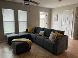 Charming Two-Bedroom Home Quiet and Cozy .