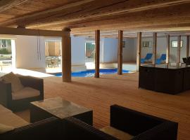 Maison 3 chambres avec piscine couverte, hotell i Lespignan