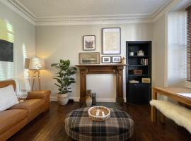 The Old Shop, A Two Bed Flat in Inverkip Village: Inverkip şehrinde bir otoparklı otel