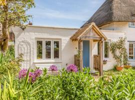 Pass the Keys Charming Apartment Attached To Thatched Cottage, sumarbústaður í Chichester