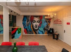 Wanderlust boutique hostel, hotell i Almaty