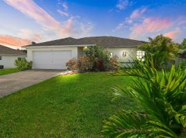 Family vacation, heated pool, wake up to enjoy the sunrise - Villa Pine Island, hotel in zona Cape Coral Sports Complex, Cape Coral