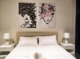 Queen Bed Luxury Parisian Paradise with Amazing City Views, Spa, Gym, Steam & Sauna Rooms, viešbutis su sūkurinėmis voniomis Adelaidėje