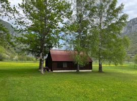 Mountain Cottage Komarnica, hotelli kohteessa Šavnik lähellä maamerkkiä Durmitor National Park